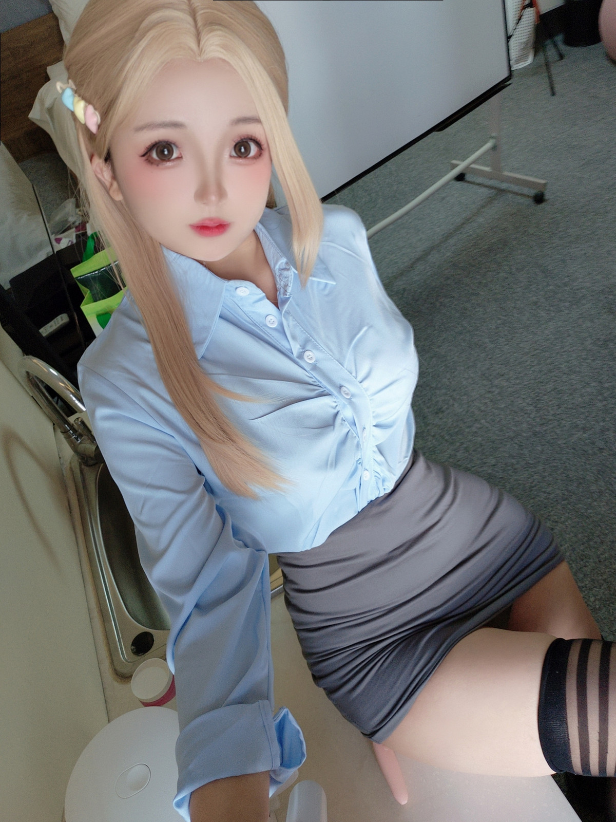 Xgyw.Org_Cosplay美女日奈娇办公室主题性感蓝色衬衫配灰短裙露蕾丝内衣秀翘臀美腿诱惑写真130P