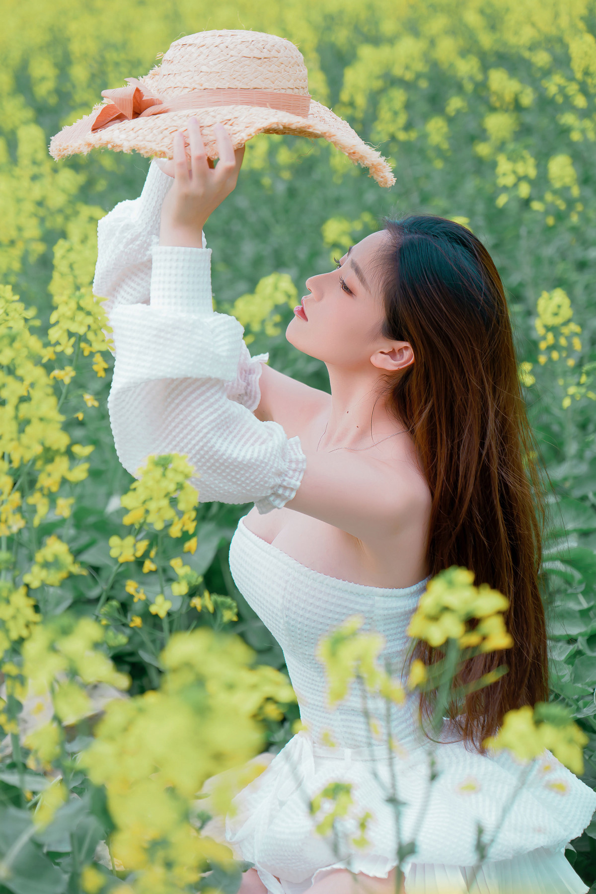 网络美女年年Nnian花野主题户外油菜地性感白色低胸连衣短裙半脱秀惹火身材诱惑写真43P